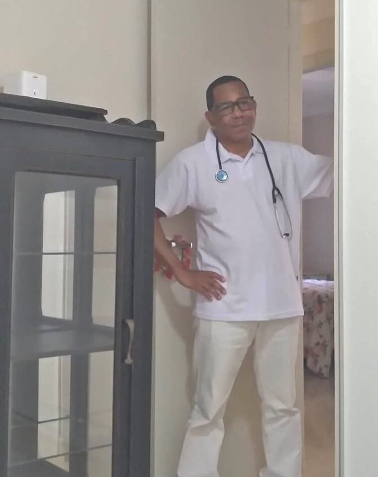 Profissional da Deferrone Home Care em atendimento na casa do cliente